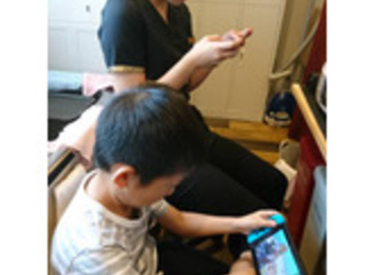 福岡エステサロンドルチェヴィータのスタッフあきなと遊ぶ息子くん