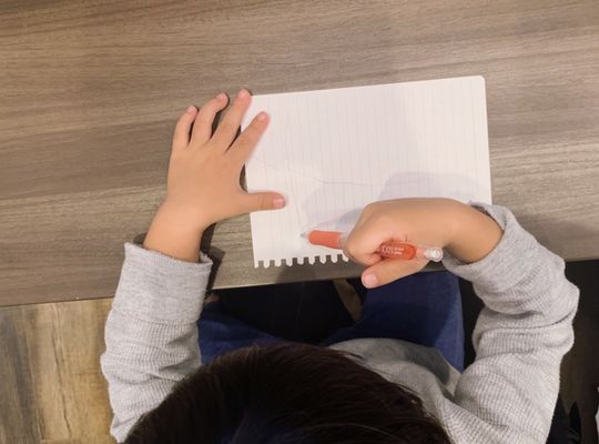 ドルチェヴィータの常連様のお子様がお絵かきをしています