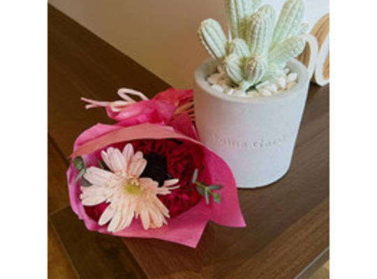 ドルチェヴィータ1周年お祝いのプレゼント。花束とサボテンのフレグランスディフューザー