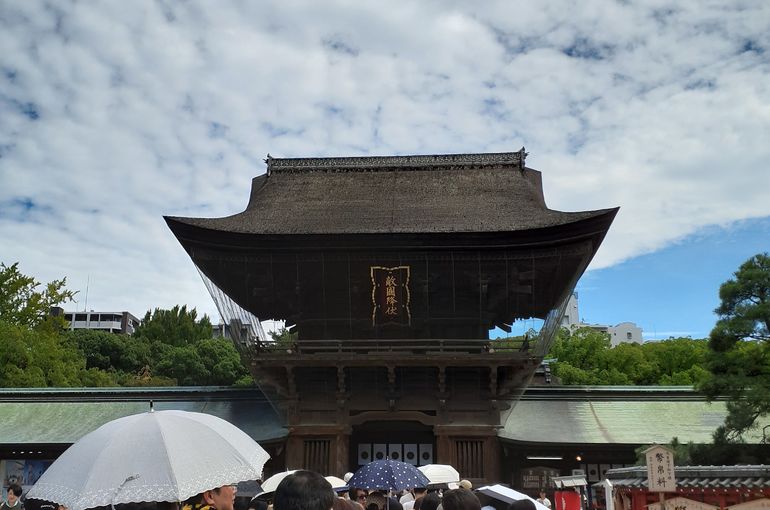 福岡市早良区野芥のエステサロンドルチェヴィータ★筥崎宮　仲秋大祭『放生会』 . 令和6年9月12～18日の 1週間にわたり行われる放生会！ . ⛩️福岡県福岡市東区箱崎１丁目２２−１ . 筥崎宮は勝運の神として 全国に知られるようになりました。﻿ その理由が鎌倉時代の 蒙古襲来(元寇)の際 亀山上皇が当宮に 敵国降伏の御宸筆を下賜し 日本の安寧を祈願したところ 神風が吹き蒙古軍は 撤退したという伝説があります。 . その鎌倉時代の中期に起きた 蒙古襲来においても 未曾有の困難に打ち勝ったことから 厄除け・勝運の神としても 有名なパワースポットです。 . 福岡ソフトバンクホークスや アビスパ福岡などのスポーツチームも 勝利祈願に訪れているそうで 勝運のご利益をいただいています。 . 御祭神は応神(おうじん)天皇、 神功(じんぐう)皇后、 玉依姫命(たまよりひめのみこと) ご祭神である応神天皇は 八幡神社の御祭神であり 武運の神様である八幡神と同一神。 神功皇后は、応神天皇の母と考えられています。 . 《御利益》 勝運・厄除、商売繁盛、 合格祈願、必勝祈願、地鎮祭、 初宮参り、 七五三。﻿ . 毎年恒例の放生会！ 今年も行ってきましたよ♪ しっかりお参りをしてから 限定御朱印もいただき大満足！ さらに昼間からビールもいただき 甥っ子くんたちとたくさん遊んで 楽しい1日に感謝です☆ 昼間はまだまだ暑くてひたすら汗が 止まりませんでした(；´ﾟдﾟ)ゞ 良い思福岡市早良区野芥1-25-11-1F 